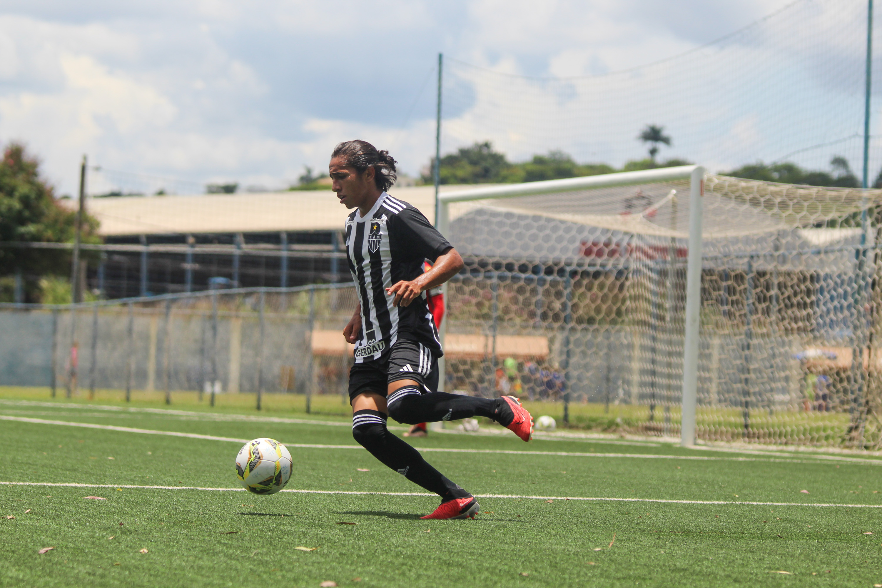 Fluminense vence Atlético por 2 a 0 e segue firme no Brasileirão Sub-20